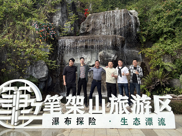 設(shè)計(jì)團(tuán)隊(duì)合影